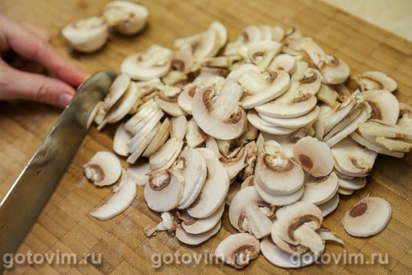 Суп куриный с грибами, перцем чили и яичной болтушкой Суп куриный с грибами, перцем чили и яичной болтушкой