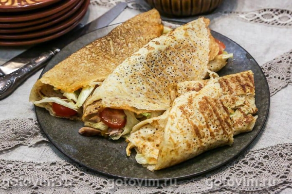 Шаурма в блине с курицей и овощами Шаурма в блине с курицей и овощами
