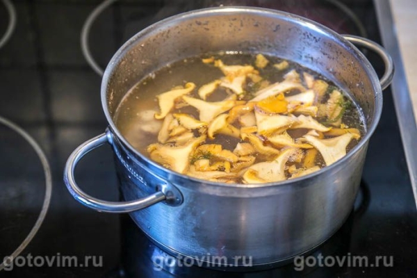 Куриный суп с лисичками и клецками Куриный суп с лисичками и клецками