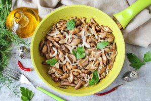 Жареные маслята на сковороде Жареные маслята на сковороде