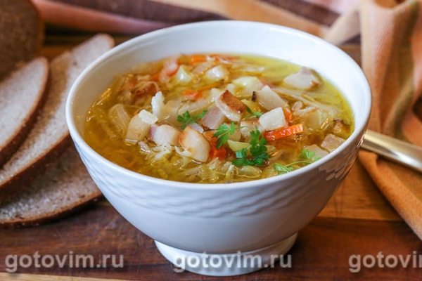 Щи с квашеной капустой и копченостями