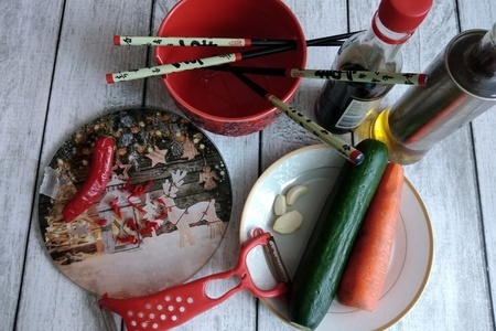 Салат с рисовой лапшой, курицей и овощами