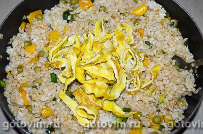 Жареный рис с овощами и яйцом