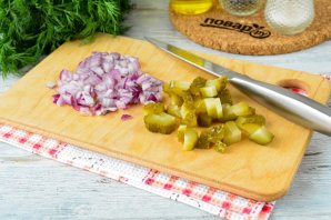 Салат с курицей, фасолью и солеными огурцами Салат с курицей, фасолью и солеными огурцами