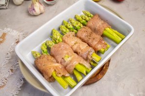 Куриные грудки со спаржей под голландским соусом Куриные грудки со спаржей под голландским соусом