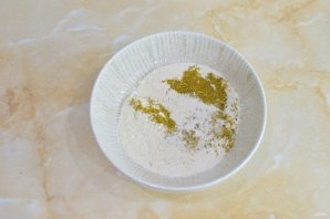 Филе тилапии в муке на сковороде