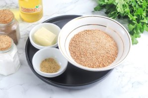 Пшеничная каша на воде в кастрюле