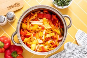 Салат из перца моркови и лука Салат из перца моркови и лука