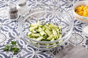 Салат с морковью, огурцом и кукурузой Салат с морковью, огурцом и кукурузой