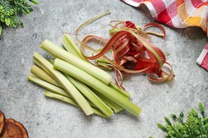 Пирог с клубникой, ревенем и посыпкой Пирог с клубникой, ревенем и посыпкой