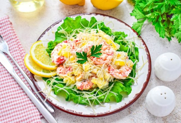 Салат с креветками, ананасом и сыром Салат с креветками, ананасом и сыром