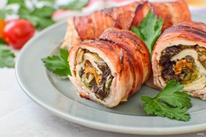 Куриные рулетики в беконе с грибами