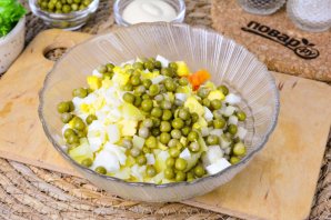 Салат "Оливье" с креветками Салат "Оливье" с креветками