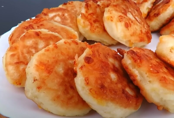 Оладьи-хачапурики: сырный сюрприз за 10 минут, от которого невозможно оторваться даже детям!
