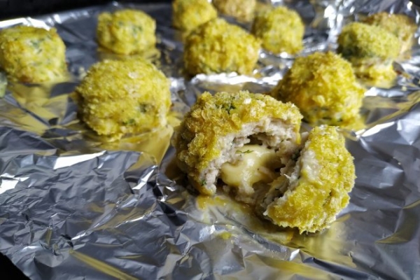 Куриные шарики из фарша с сыром в духовке Куриные шарики из фарша с сыром в духовке