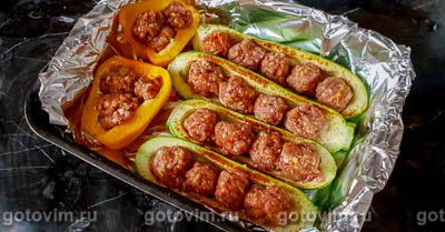Цуккини (кабачки) с мясными фрикадельками и сыром Цуккини (кабачки) с мясными фрикадельками и сыром