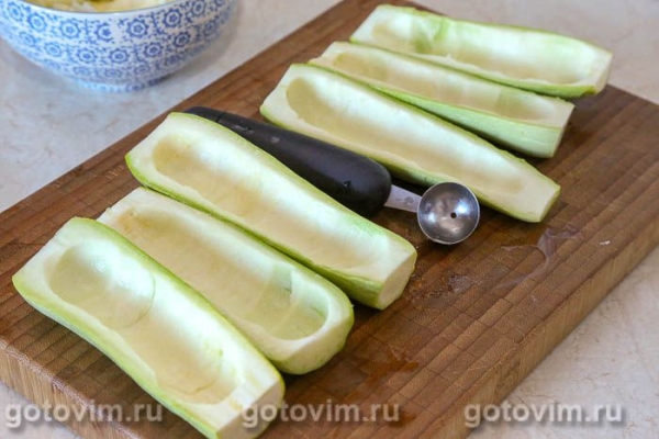 Кабачки, фаршированные хлебными крошками и сыром