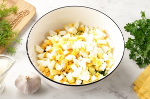 Салат с яйцом, сыром, кукурузой и огурцом