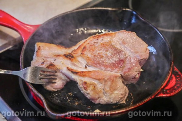 Свиная корейка, шпигованная чесноком и запеченная в фольге Свиная корейка, шпигованная чесноком и запеченная в фольге