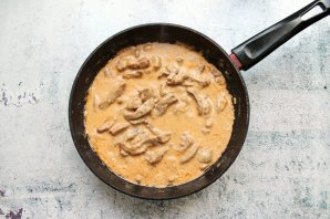 Свиная печень по-строгановски Свиная печень по-строгановски