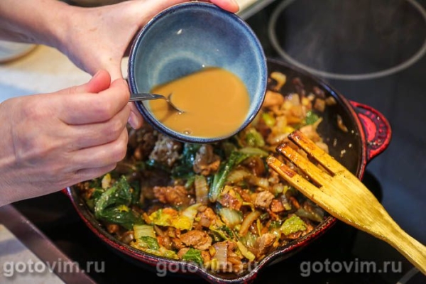 Свинина, жаренная с пекинской капустой и соевым соусом Свинина, жаренная с пекинской капустой и соевым соусом