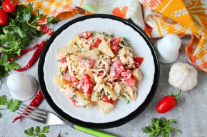 Салат с помидорами, ананасом и сыром Салат с помидорами, ананасом и сыром