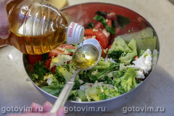 Овощной салат из брокколи с помидорами и моцареллой Овощной салат из брокколи с помидорами и моцареллой