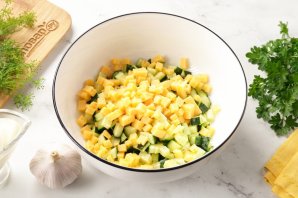 Салат с яйцом, сыром, кукурузой и огурцом