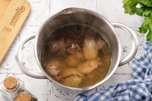 Слоеный салат с куриной печенью Слоеный салат с куриной печенью