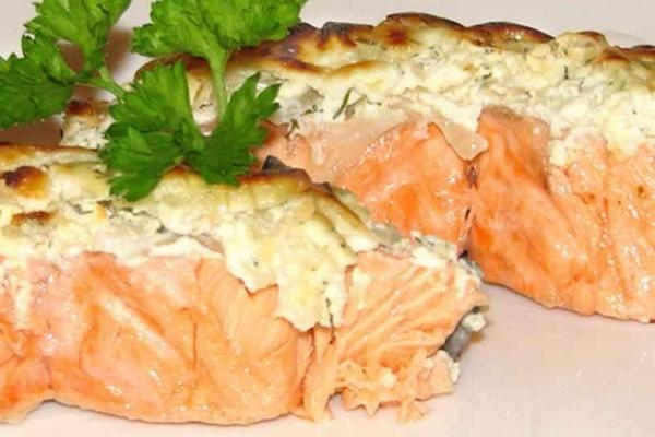 Филе лосося под сырной корочкой Филе лосося под сырной корочкой