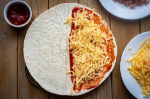 Кесадилья с сыром и колбасой Кесадилья с сыром и колбасой