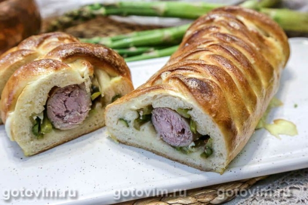 Пирог-плетенка с колбаской для жарки и спаржей с чесноком Пирог-плетенка с колбаской для жарки и спаржей с чесноком