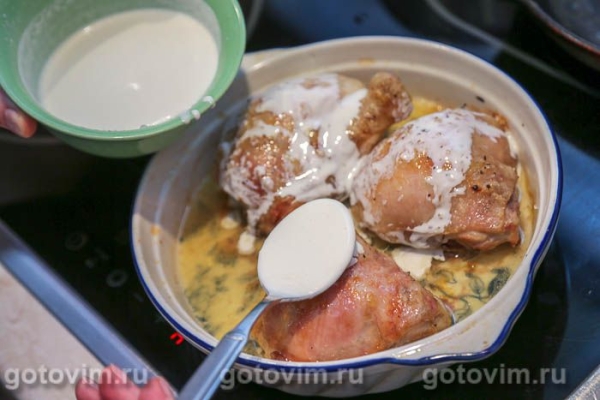 Куриные бедра с сырным соусом горгонзола и грецкими орехами