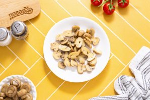 Салат с маринованными шампиньонами Салат с маринованными шампиньонами