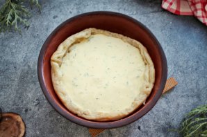 Пирог с брынзой и помидорами из слоеного теста Пирог с брынзой и помидорами из слоеного теста