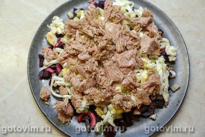 Салат из консервированного тунца со свеклой и плавленым сырком