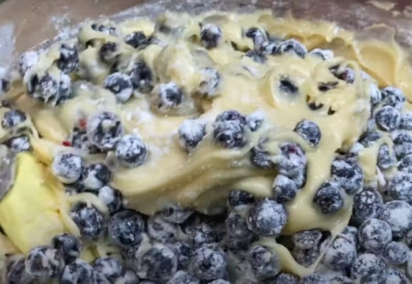 Все смешал и в духовку. Пирог на скорую руку с любыми ягодами