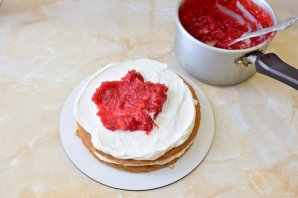 Медовик с клубникой и сметанным кремом Медовик с клубникой и сметанным кремом