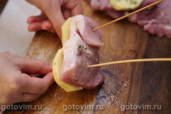 Свинина с картофелем и беконом на шпажках, запеченная в духовке