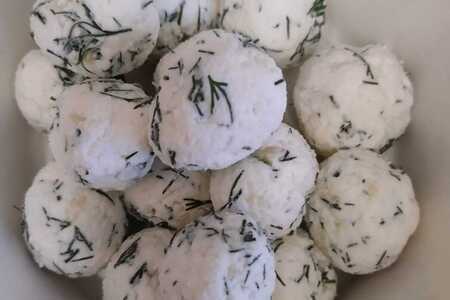 Салат с курицей, сырными шариками и пекинской капустой