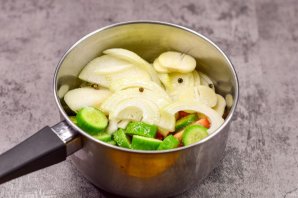 Салат из огурцов и помидоров на зиму Салат из огурцов и помидоров на зиму