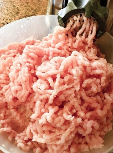 Всего один ингредиент сделает куриный фарш намного вкуснее. Так готовили наши бабушки