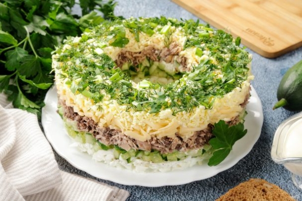 Салат с тунцом, сыром и огурцом Салат с тунцом, сыром и огурцом