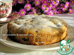 Постная шарлотка с малиной и яблоками