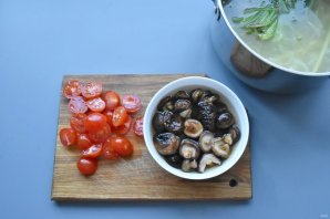 Суп "Том ям" с мидиями Суп "Том ям" с мидиями