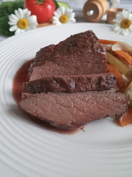 Ростбиф со сливочным маслом на овощной подушке #пушкинкулинар Ростбиф со сливочным маслом на овощной подушке #пушкинкулинар