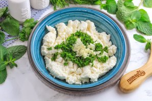 Домашний сыр с зеленью и чесноком Домашний сыр с зеленью и чесноком