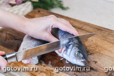 Сибас, запеченный с чесноком, укропом и лимонной цедрой