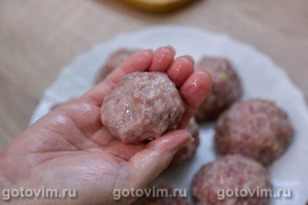 Тефтели с рисом в подливке в мультиварке Тефтели с рисом в подливке в мультиварке