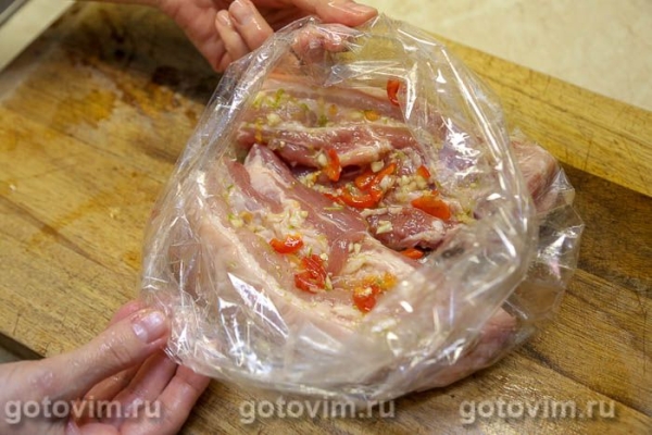 Свиная грудинка, запеченная в маринаде с лимоном и чили